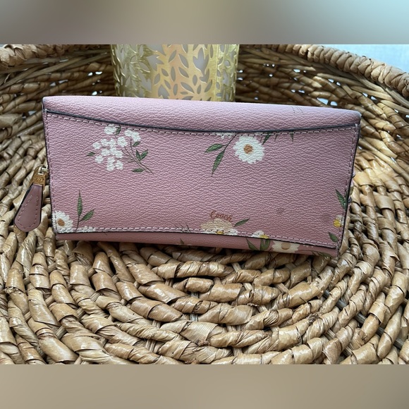 🌸Elegant Pink Leather Coach Accessory Zipper Case - Floral Design 🌺 - Picture 4 of 5